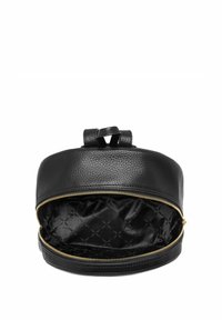 Czarna skórzana torba na plecy o okrągłym kształcie, z zamkiem błyskawicznym, teksturowaną powierzchnią i złotymi akcentami. Wnętrze wykończone jest pikowanym materiałem.