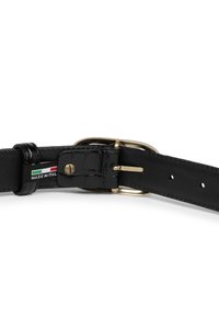 Zwarte leren riem met krokodillenpatroon, goudkleurige metalen sluiting en opvallende stiksels. Inclusief een 'Made in Italy' label.