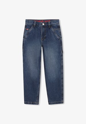 Jean denim bleu avec une coupe droite, fermé par un bouton et une fermeture éclair, doté de poches avant et latérales ainsi que de détails de couture visibles.