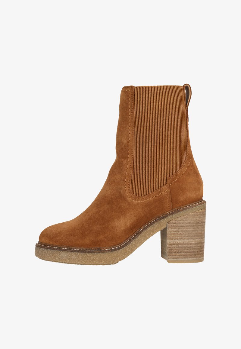 Bottines en daim marron avec des panneaux élastiques côtelés sur les côtés, un talon en bois empilé et une semelle texturée. Équipées d'une languette pour un enfilage facile.