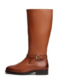 Brune lærstøvler til knæet med en tætsiddende skaft, flad hæl, spændeaccent og glat tekstur, med et enkelt syet design.