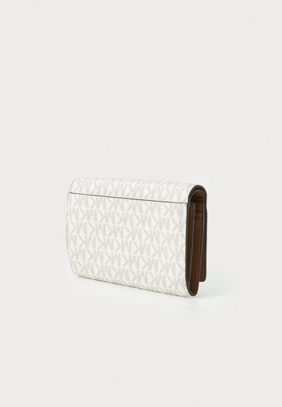 Portefeuille blanc en matériau texturé, avec un motif de logo subtil, un intérieur marron, et un design rectangulaire élégant.