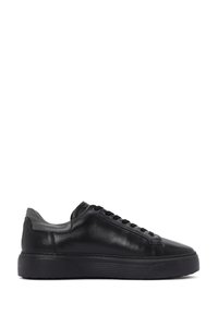 Sneaker in pelle nera con punta arrotondata, chiusura con lacci e suola in gomma testurizzata. Presenta una finitura liscia e accenti minimi.