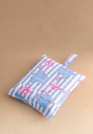 Polsterdatud ruudukujuline kangast pannilapp siniste ja valgete triipudega, roosade lilledega aktsentide ja siniste elevandi illustratsioonidega, hõlmates riputusaasa.