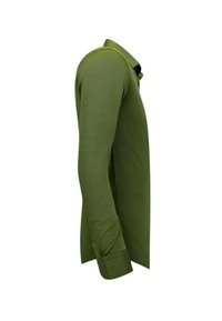 Groen overhemd met lange mouwen, voorzien van een klassieke kraag, een getailleerd ontwerp en opgerolde manchetten met een soepele textuur. Geen zichtbare patronen of accenten.