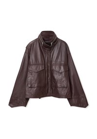 Giubbotto in pelle marrone scuro con colletto alto, zip frontale, bottoni a scatto e due grandi tasche a pattina sul petto.