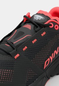 Dynafit ULTRA 100 GORE TEX - Scarpe da trail running - black out/fluo coral