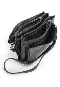 Sac en cuir noir avec plusieurs compartiments zippés, texture lisse, sangle ajustable et accents en métal argenté.