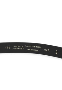 Cintura in pelle nera con testo dorato embossato, che indica "LANCASTER" e "Made in Italy", con una texture opaca liscia e un design elegante.