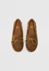 Loafers in suede marrone con punta arrotondata, occhielli dorati e lacci gialli. Presentano cuciture lungo il bordo e una soletta in pelle liscia.