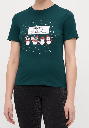 T-shirt vert foncé avec quatre pingouins festifs portant des chapeaux et des écharpes tenant des bonbons, entourés d’étoiles, avec le texte "Merry Christmas" au-dessus.