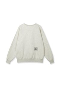 Sudadera gris, de gran tamaño, con cuello redondo, puños y dobladillo acanalados. Presenta un pequeño parche negro en la parte baja de la espalda con la inscripción "SMILE LOVE."