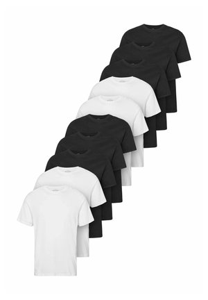 Pila di dieci t-shirt girocollo semplici, alternate nei colori nero e bianco, disposte in una linea diagonale su uno sfondo bianco.