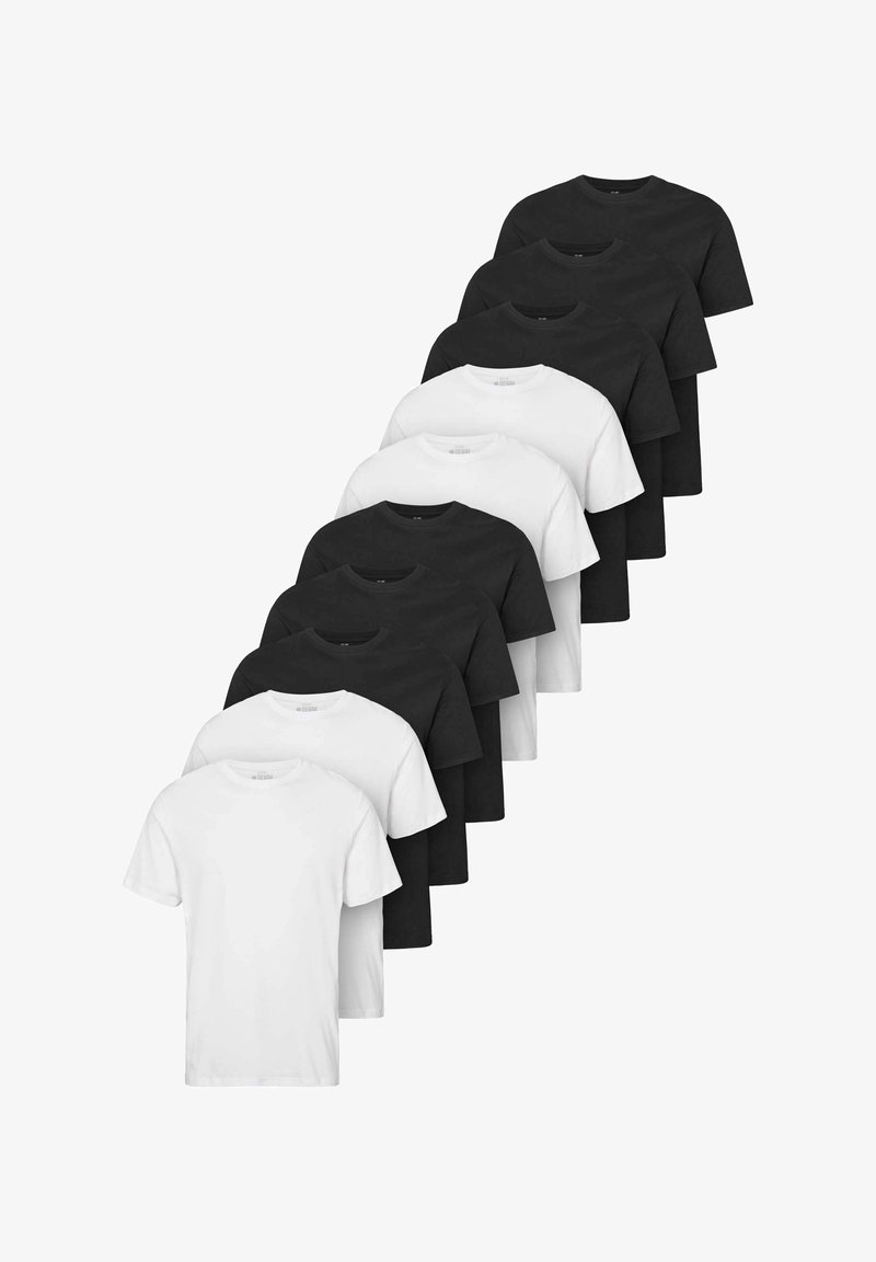 Στοίβα από δέκα μονόχρωμα t-shirts με στρογγυλή λαιμόκοψη, εναλλασσόμενων μαύρων και λευκών χρωμάτων, τοποθετημένα σε διαγώνια γραμμή σε λευκό φόντο.