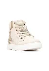 Zapatilla alta beige con una suave textura de gamuza, acentos metálicos en dorado y una estrella brillante en el costado. Presenta cordones trenzados y suela de goma.