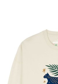 Lichtbeige sweatshirt met een ronde hals, voorzien van een blauw tijgerontwerp, groene bladeren en gouden sterren in een gelaagde grafische stijl.