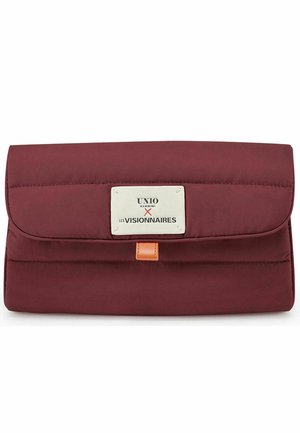 Pochette rectangulaire bordeaux avec rabat pliant, étiquette blanche portant la mention « UNIO Hamburg x Les Visionnaires » et petite fermeture à onglet orange.