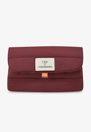 Bolso de mano rectangular burdeos con solapa plegable, etiqueta blanca con la inscripción "UNIO Hamburg x Les Visionnaires" y pequeño cierre de pestaña naranja.