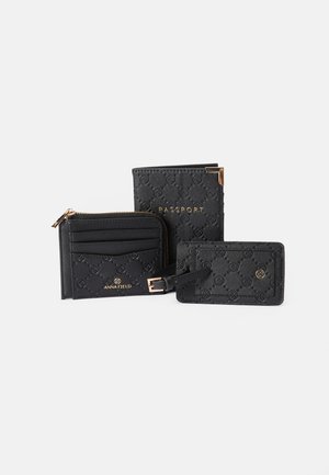 Conjunto de carteira de couro preto com um porta-cartões com fecho, capa de passaporte e um espaço para cartões. Todos têm padrões em relevo e detalhes em dourado.