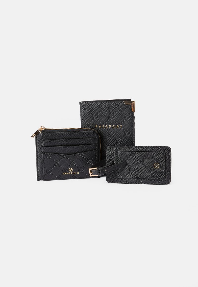 Svart läderplånboksset bestående av en zip-försluten korthållare, passfodral och kortfickor. Alla har präglade mönster och guldaccenter.