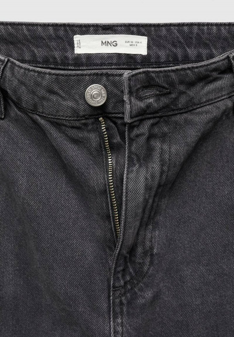 Jeans in denim grigio scuro con chiusura a bottone metallico e zip, caratterizzati da una sottile trama e un'etichetta con informazioni su taglia e marca.