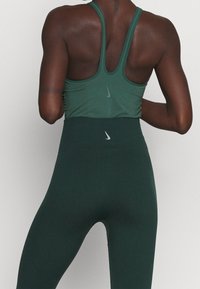 Nike Performance Justaucorps - dark green