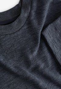 Mörkgrå tröja med ribbad textur, rund halsringning och mjukt tyg. Materialet ser tjockt och mysigt ut, med subtila mönster.