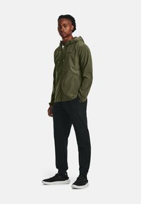 Under Armour STRETCH - Cortaviento - marine od green
