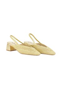 Zapatos slingback dorados con un upper texturizado tejido, punta afilada y un tacón cuadrado bajo. Acabados con un acento metálico en el tacón.