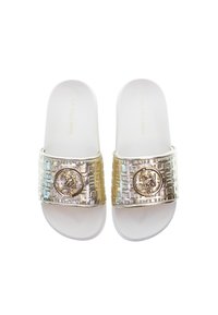 Guld- och silverslidande sandaler med ett mönstrat övre, cirkulär emblem-accent och vit texturerad fotbädd för komfort.