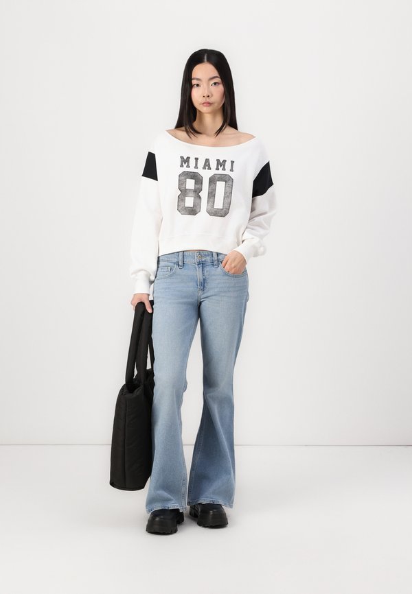 Low-Rise Light Wash Flare Jeans - Bootcut jeans - light clean2