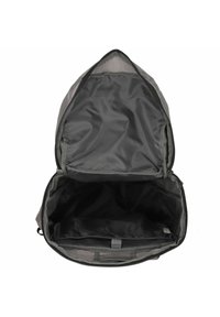 Mochila gris con una tapa con cremallera, que cuenta con un interior espacioso, fabricada en un suave tejido sintético y con un diseño simple y aerodinámico.