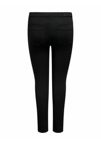 Crne uske traperice s glatkom teksturom, koje imaju dva stražnja džepa i dizajn uskog kroja. Bez vidljivih metalnih dijelova ili uzoraka.