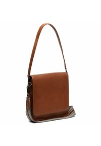 Borsa a spalla in pelle marrone con design piatto, tracolla regolabile e un accento a strisce sul lato. Presenta una chiusura magnetica.