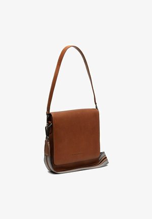 Braune Leder-Schultertasche mit flachem Design, verstellbarem Schulterriemen und gestreiftem Akzent an der Seite. Sie verfügt über einen Magnetverschluss.