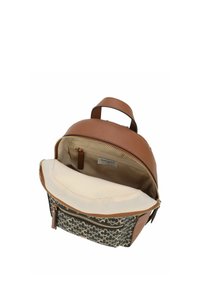 Mochila redonda de cuero marrón con un panel de tela estampada, forro interior claro y cierre de cremallera. Cuenta con un asa superior y un bolsillo interior.