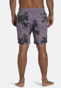 Pantaloni da nuoto in tessuto di un delicato viola chiaro con grandi motivi floreali neri. Vita elasticizzata, tasca laterale e toppa con logo sul retro.