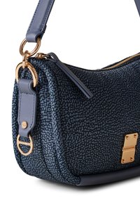 Borsa a spalla blu con motivo, hardware dorato, chiusura con zip e finitura testurizzata. Presenta una sola tracolla e accenti laterali.