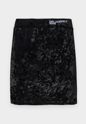 Juoda aksominė mini sijonas su švelniu blizgesiu, turintis platų juosmenį. Ant juosmens baltai siuvinėtas logotipas "KARL LAGERFELD JEANS".