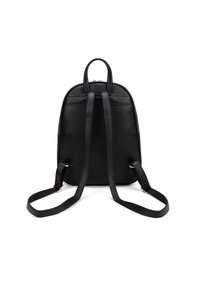 Sac à dos en cuir noir avec une forme arrondie, des poignées supérieures doubles et des bretelles réglables. Il possède une fermeture éclair et une texture lisse.
