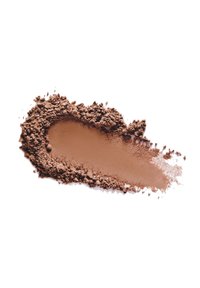 Polvere di cacao marrone allentata e liscia distribuita su una superficie bianca, che mostra un contrasto tra texture fine e grossolana.