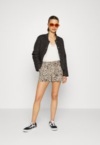 Vero Moda Petite VMEASYNW - Calções - white pepper