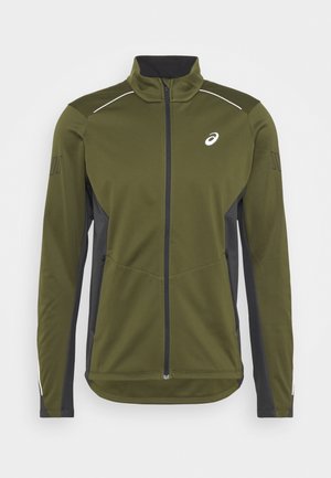 Chaqueta deportiva de color verde oliva con cremallera completa, paneles laterales negros, mangas largas, cuello alto, bolsillos con cremallera y un logo blanco en el pecho.