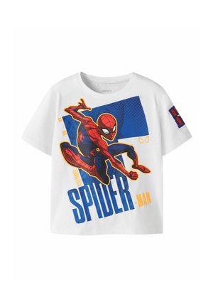 Biała koszula z krótkim rękawem, na której widnieje Spider-Man przykucnięty na tle niebieskich budynków oraz napis „SPIDER-MAN” z przodu, logo Spider-Mana na rękawie.
