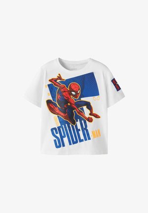 Chemise blanche à manches courtes avec Spider-Man accroupi devant des bâtiments bleus et texte "SPIDER-MAN" sur le devant, logo Spider-Man sur la manche.