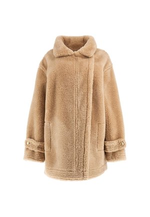 Bežani flis jakna s ovratnikom, dugmadima na rukavima i bočnim džepovima. Tekstura je mekana, sa malo dlačastim izgledom i šavnim detaljima.