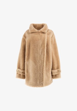 Beige fleecejakke med krave, knapmanchetter og sidelommer. Teksturen er blød, med et let fuzzy udseende og syede detaljer.