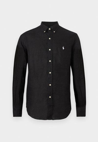 Cămașă neagră cu mâneci lungi, cu nasturi, guler cu nasturi și logo alb brodat pe pieptul stâng.