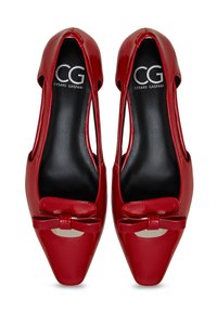 Ballerine in pelle verniciata rossa con punta aperta e ritagli laterali. Presentano un piccolo fiocco sulla parte anteriore con un accento dorato. Rivestimento interno nero.