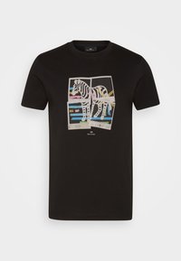 Černé bavlněné tričko s multicolor zebrou na pozadí ve stylu polaroidu, s horizontálními pruhy a textovými akcenty.